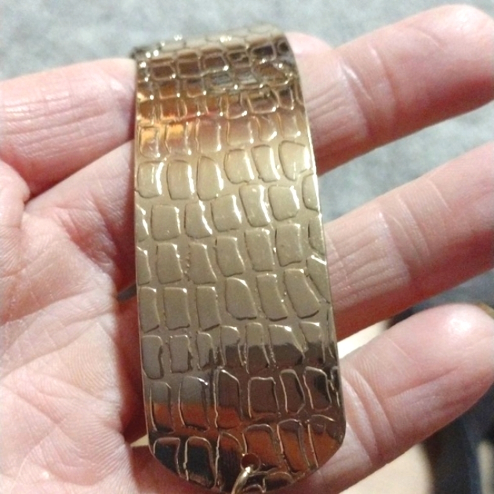 LARGE GOLD-TONE TORQUE HAMMERED-STYLE COLLAR ADJUSTABLE 14- 18.5" NECKLACE - Picture 6 of 11
